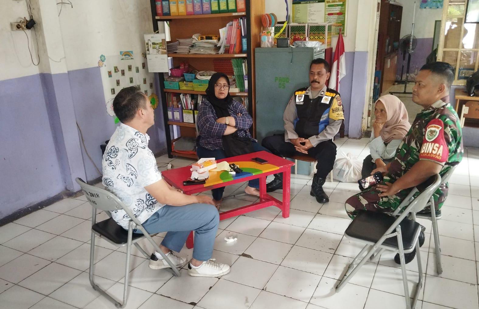 Ciptakan Kamtibmas Kondusif, Bhabinkamtibmas Cikawao Polsek Lengkong Sambang dan Silaturahmi dengan warga sampaikan himbauan kamtibmas