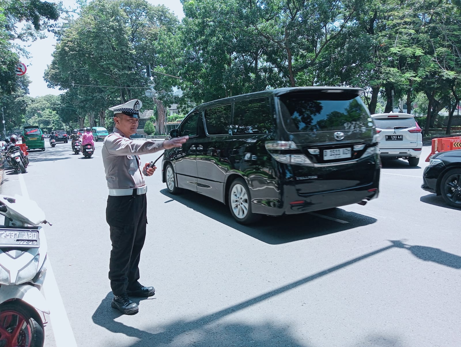 Antisipasi Kemacetan di siang personil Unit Lalulintas Polsek Bandung Wetan Melaksanakan Pengamanan Jalur dipenogoro dan jalur Riau kota Bandung