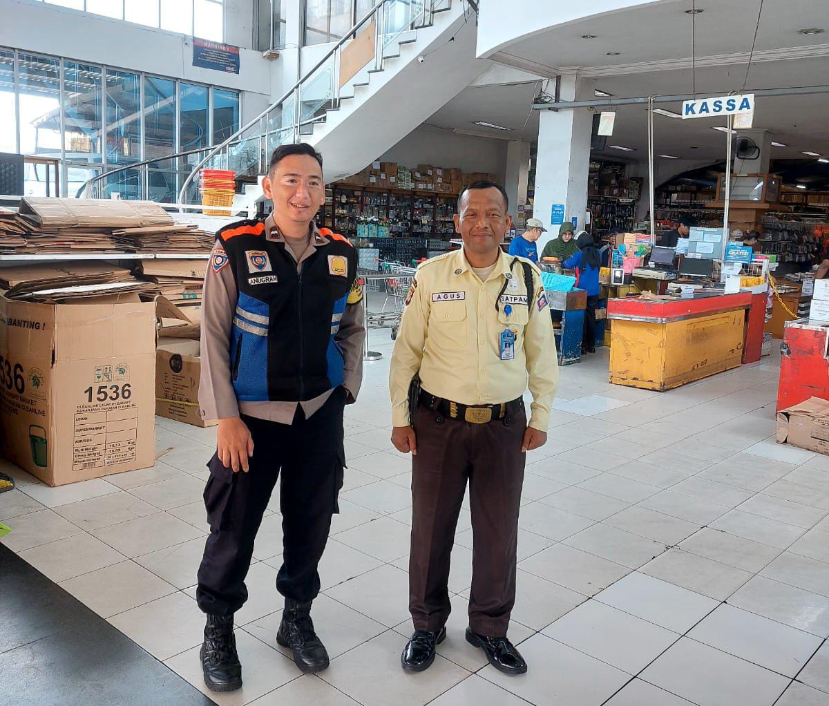 Door to Door System Bhabinkamtibmas Cijagra Polsek Lengkong Sambang dan Silaturahmi sampaikan Himbauan Kamtibmas kepada Warga