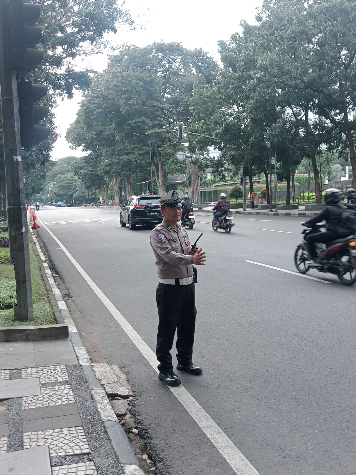 Antisipasi Kemacetan di Sore personil Unit Lalulintas Polsek Bandung Wetan Melaksanakan Pengamanan Jalur dipenogoro dan jalur Riau kota Bandung pada sore hari