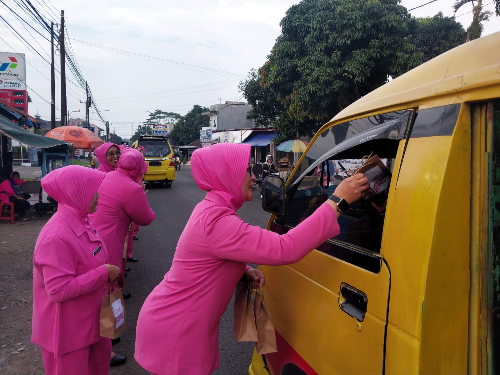 Ramadhan Barokah, Kapolsek Cimaung Bersama Bhayangkari Ranting Cimaung Laksanakan Pembagian Takjil