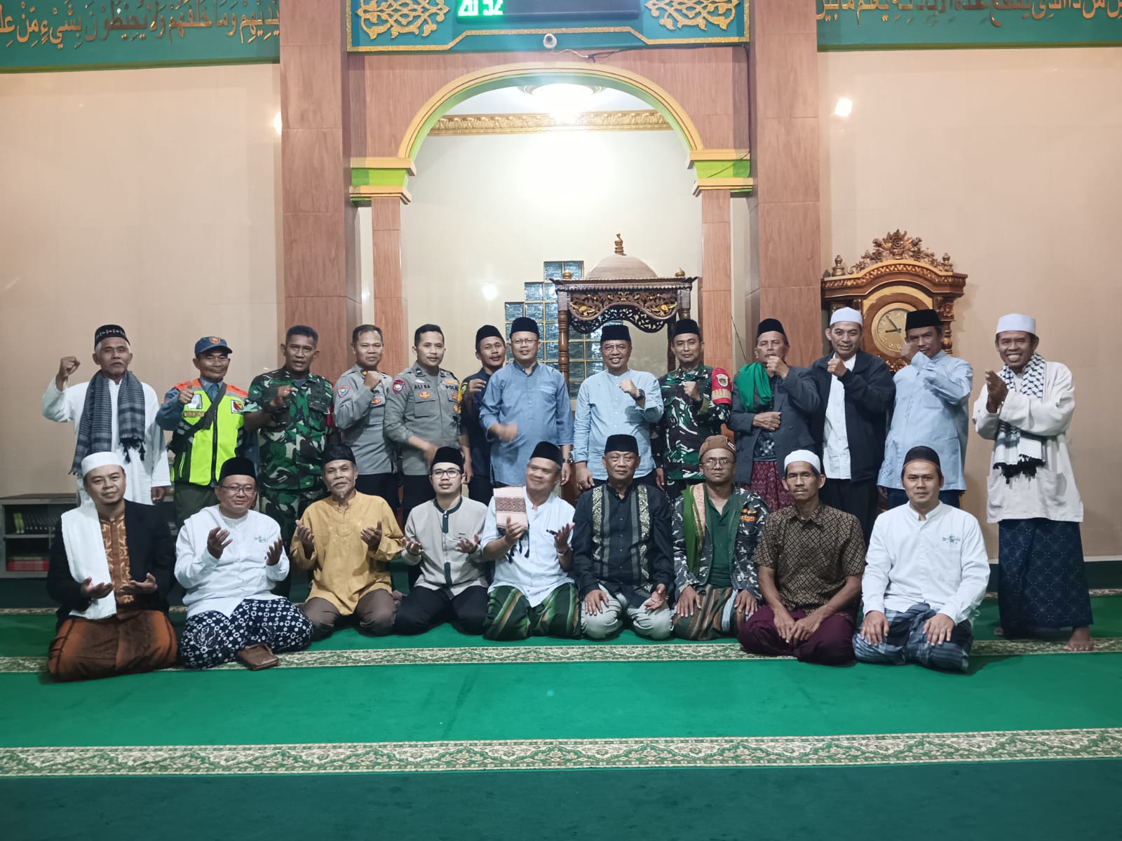 Panit Binmas Polsek Soreang Bersama Muspika Soreang Gelar Tarawih Keliling di desa Parungserab