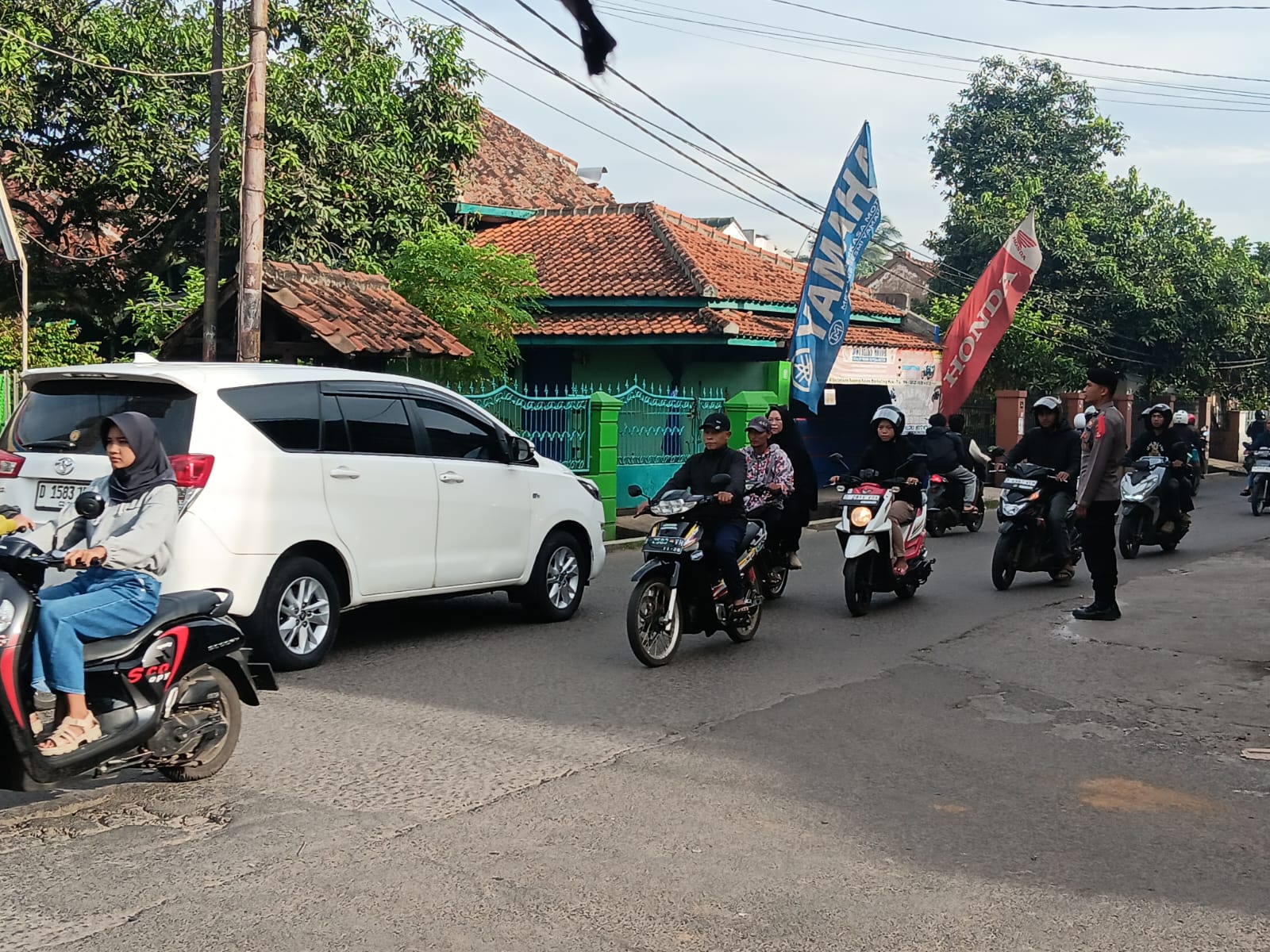 Minimalisir Kemacetan Jelang Berbuka Puasa, Anggota Piket Fungsi Polsek Ibun Laksanakan Gatur Pagi Dan Sore