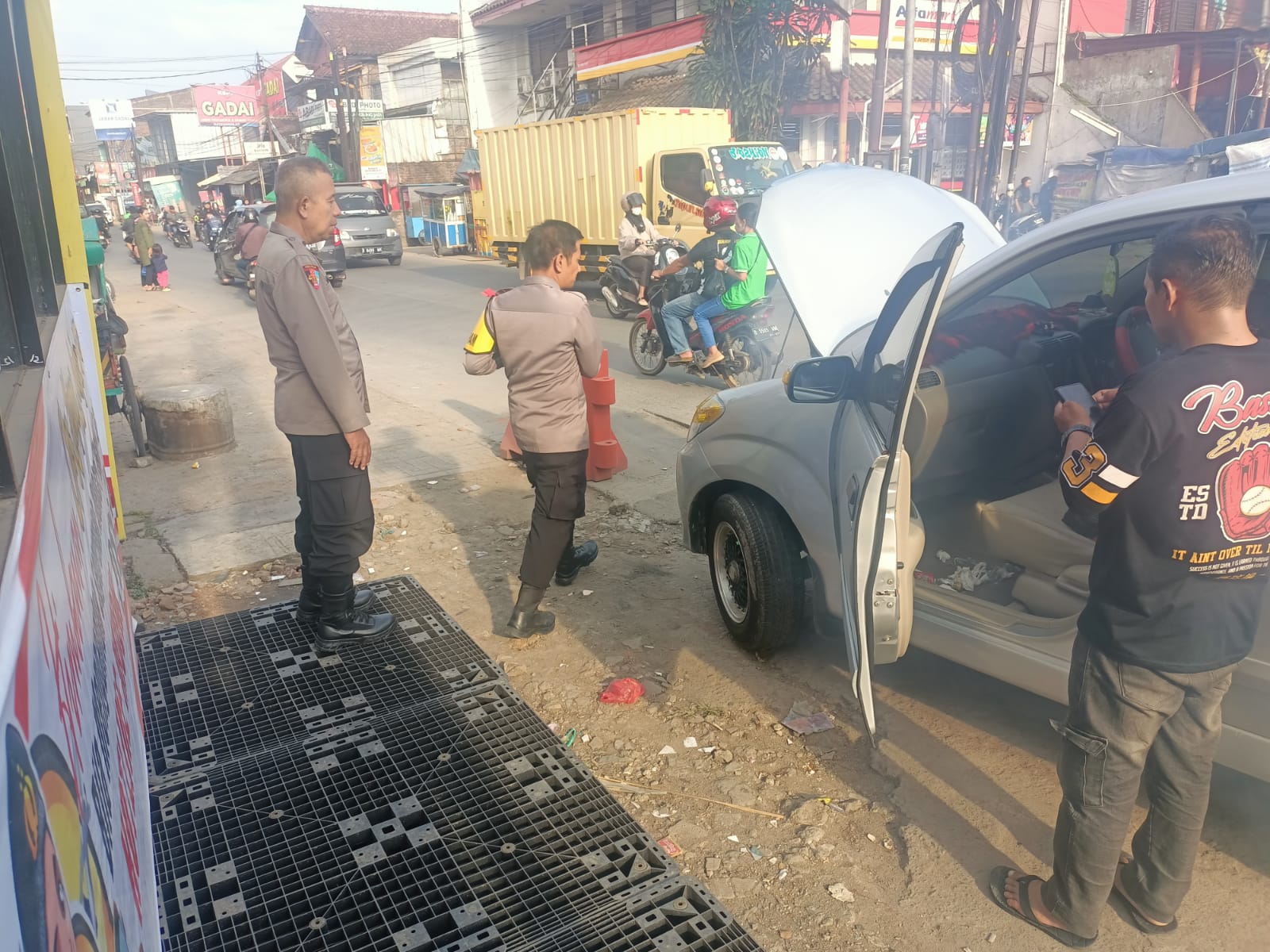 Personil Pospam Simpang Alun Dayeuhkolot Bantu Pengemudi yang Kendaraannya Mogok