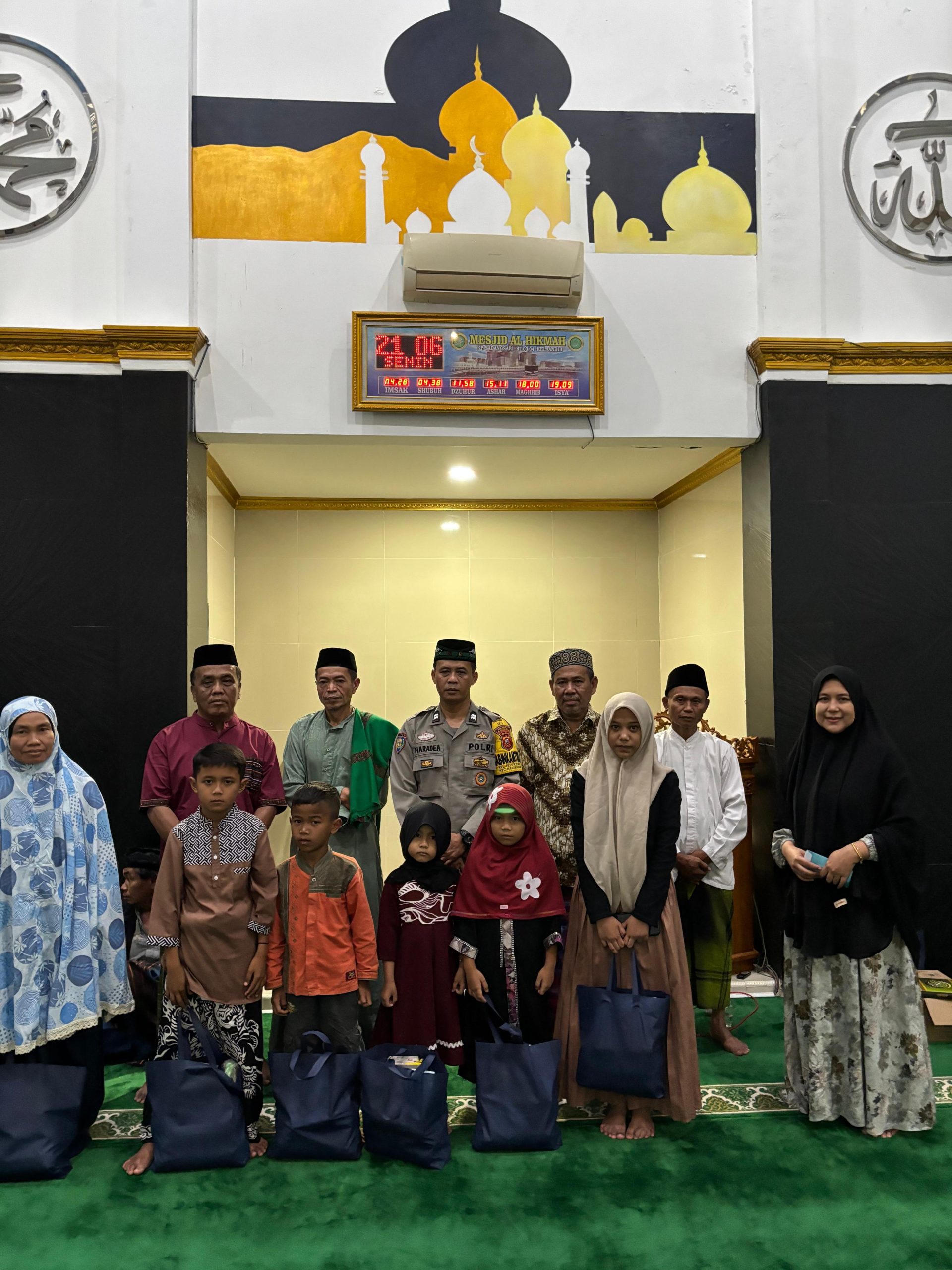 Bhabinkamtibmas Polsek Baleendah Bagikan Santunan kepada Anak Yatim di Masjid Al-Hikmah