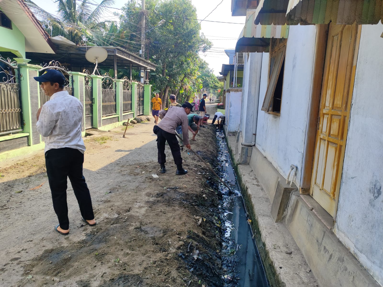 Apresiasi Atas kekompakan masyarakat Desa Tegal gubug Lor Kec arjawinangun kab cirebon Bersama Babinkamtibmas Aiptu Muhamadi  dan Babinsa Ro,an ,Gotong Royong kebersamaan Membersihkan Saluran Solokan Di Dua Blok 3 karang Anyar desa tegal gubug lor.