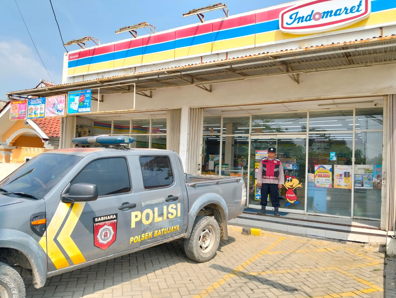 Anggota Polsek Batujaya melaksanakan Patroli Prekat serta kontrol Keamanan Minimarket disiang hari