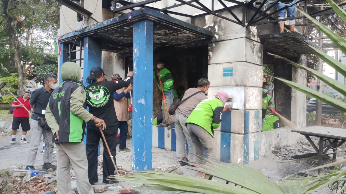 Ojol & Warga Kompak Bersihkan Pos Polisi yang Dibakar Massa di Surabaya