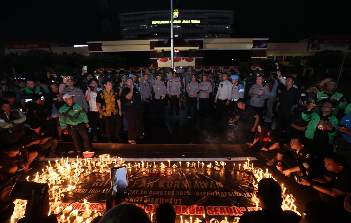 Driver Ojol Gelar Aksi Damai 1000 Lilin di Depan Mapolda Jatim