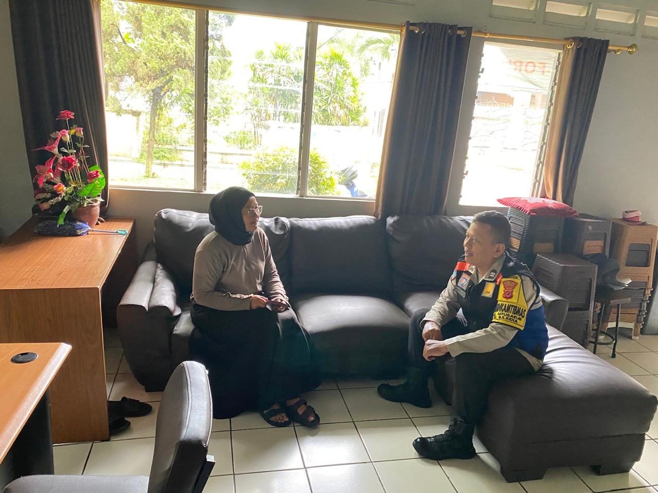 Bhabinkamtibmas Polsek Bojongloa kidul Laksanakan Giat Sambang  warga Komplek Muara