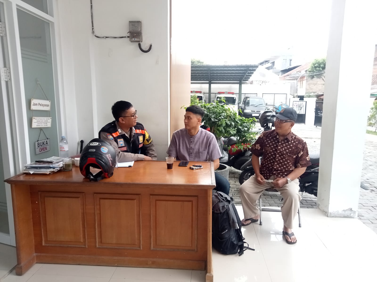 Bhabinkamtibmas Polsek Bojongloa kidul Laksanakan Giat Sambang tokoh masyarakat Kelurahan Cibaduyut