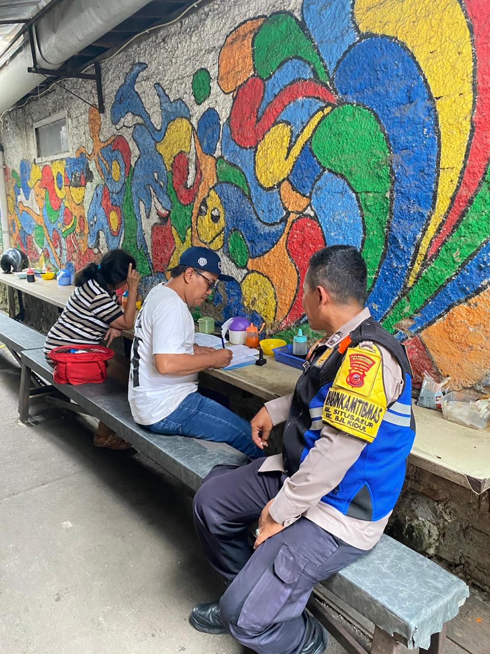 Bhabinkamtibmas Polsek Bojongloa kidul Laksanakan Giat Sambang Ketua RT 07 RW 01 situsaeur