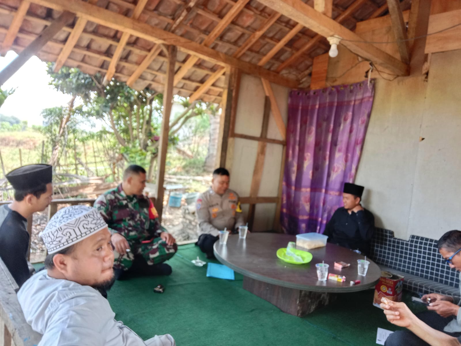 Jaga Sinergitas Dengan Tokoh Agama : Babinsa dan Bhabinkamtibmas Desa Cijagra Polsek Paseh Sambangi Pemukiman