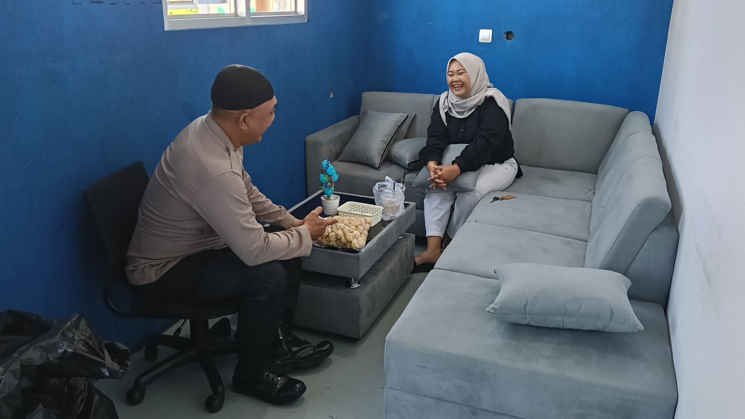 Jalin Silaturahmi, Panit Samapta II Polsek Cikijing Sambangi Warga Desa Cikijing