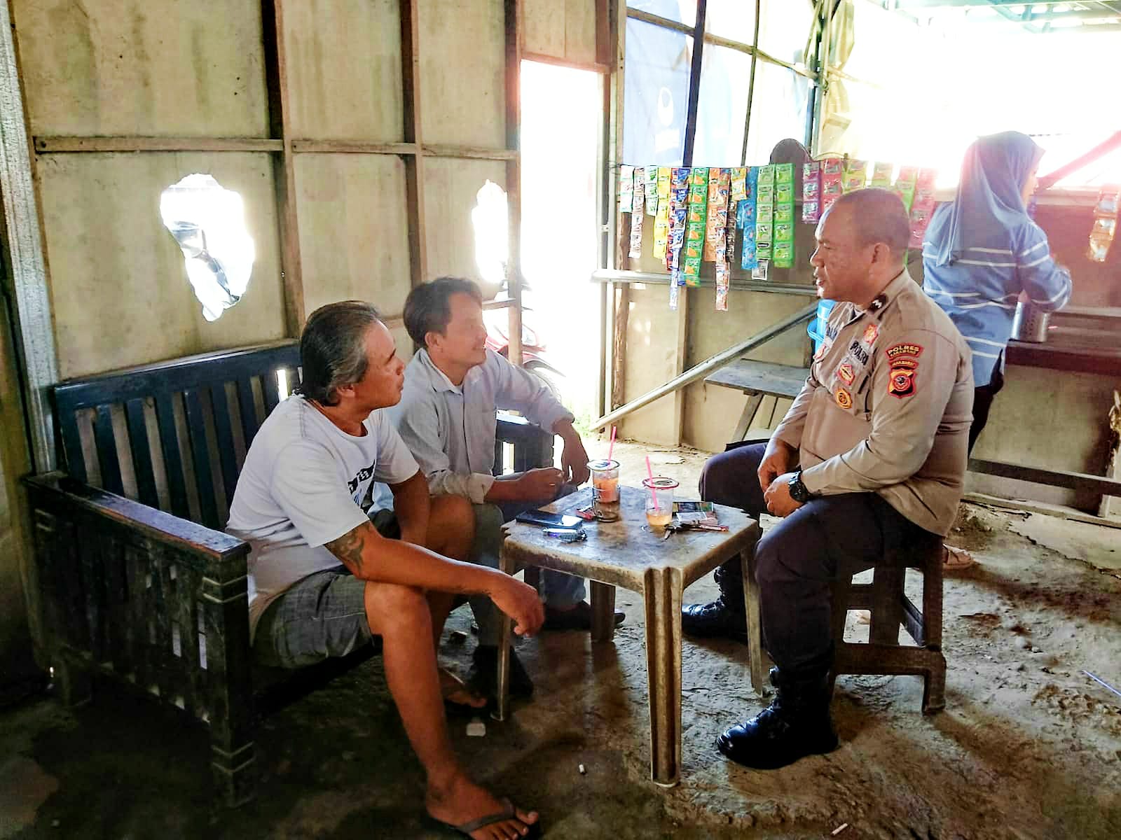 Jalin Tali Silaturahmi, Bhabinkamtibmas Polsek Rengasdengklok Melaksanakan Sambang Warga Desa Binaan