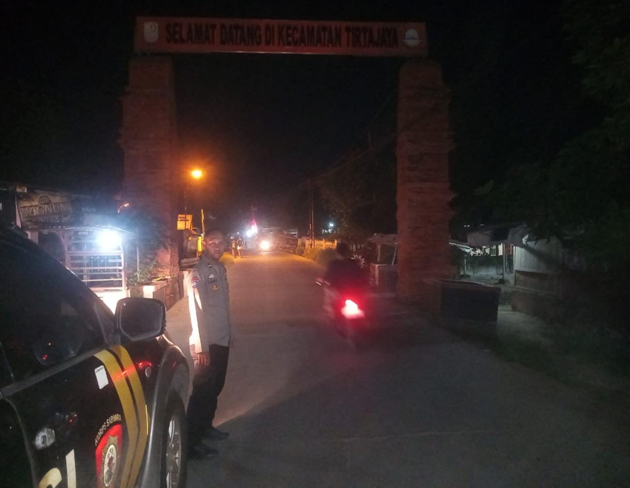 Anggota Polsek Tirtajaya Ciptakan Keamanan di Perbatasan Tirtajaya dengan Jayakerta di malam hari