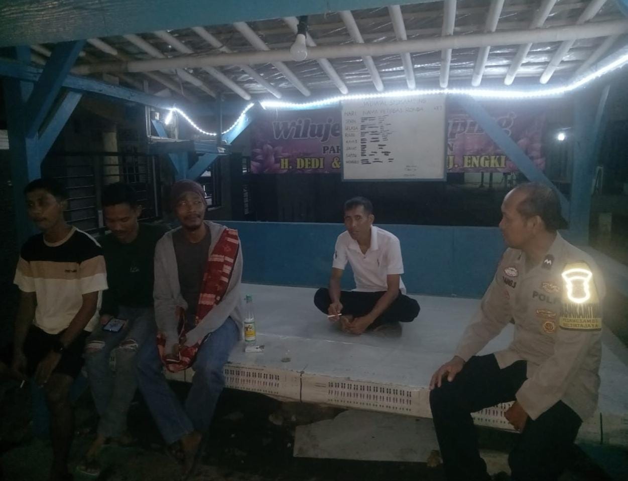 Anggota Polsek Tirtajaya melaksanakan Giat Ngawangkong bersama Masyarakat Desa Bolang di Pos Kamling Presisi