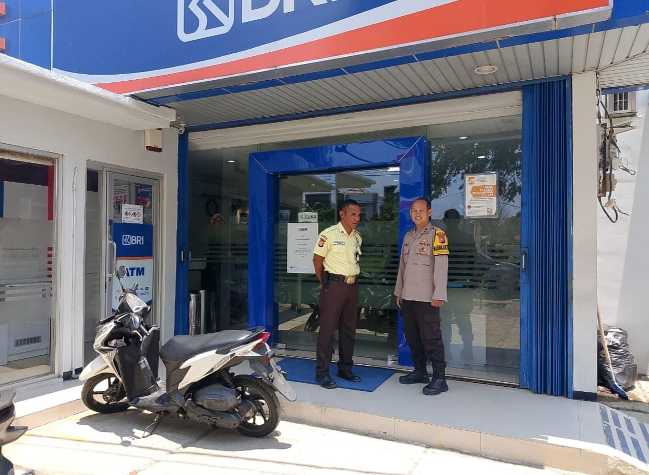 Anggota Polsek Tirtajaya laksanakan Patroli Prekat di Bank BRI Unit Pisangsambo guna mengantisipasi terjadinya GU Kamtibmas