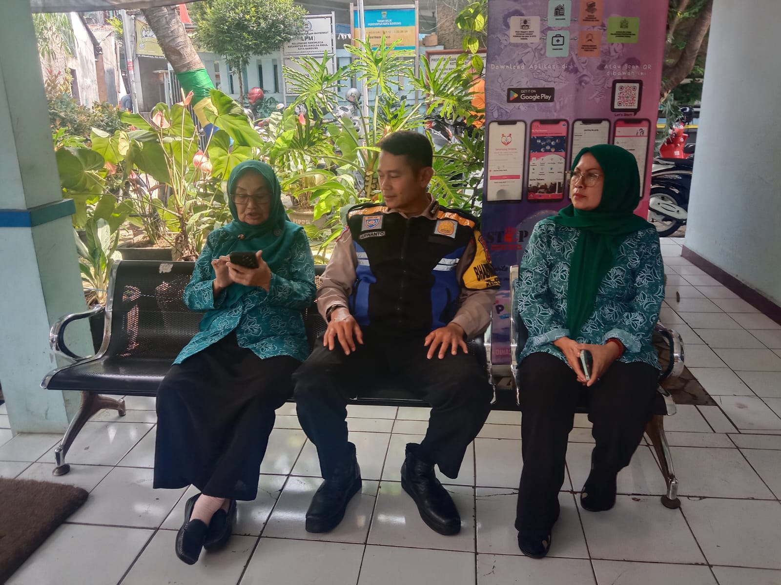 Bhabinkamtibmas Polsek Bojongloa kidul Laksanakan Giat DDS (Door to Door System) ke security Perusahaan PT SEI