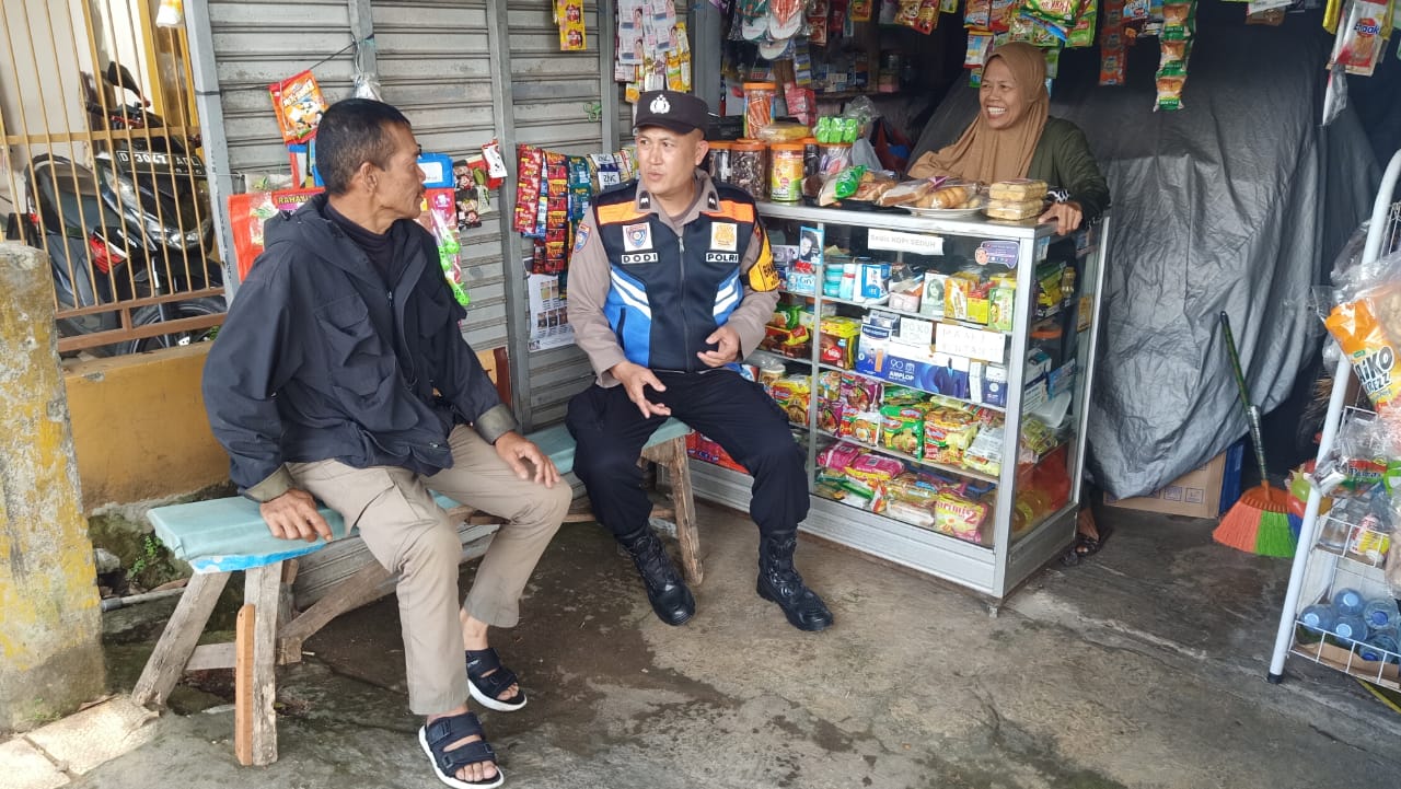 Bhabinkamtibmas Polsek Bojongloa kidul Laksanakan Giat Sambang dan Patroli Dialogis Bersama Tokoh Masyarakat