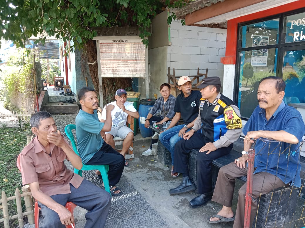 Bhabinkamtibmas Polsek Bojongloa kidul Laksanakan Giat Sambang kepada Ketua RT dan Warga RW 05 Kebonlega