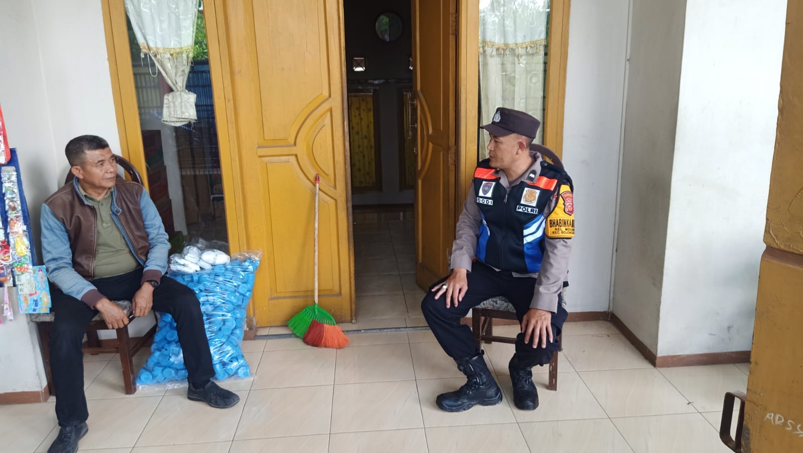 Bhabinkamtibmas Polsek Bojongloa kidul Laksanakan Giat Sambang Ketua RW 07 RT 01 mekarwangi