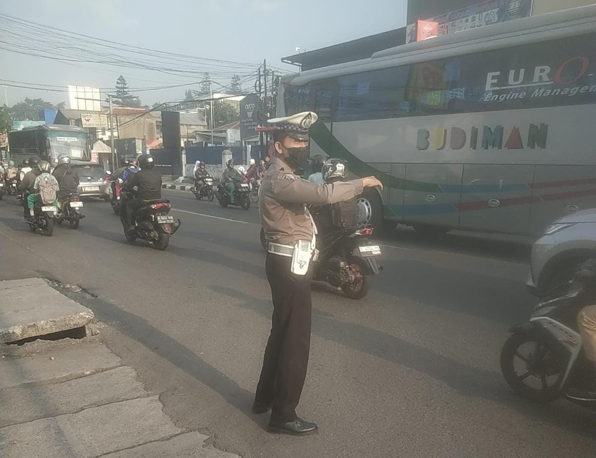 Guna Antisipasi Kepadatan Kendaraan, Unit Lantas Polsek Antapani Laksanakan Pengaturan Lalu Lintas Pagi Hari di Jalan A.H. Nasution