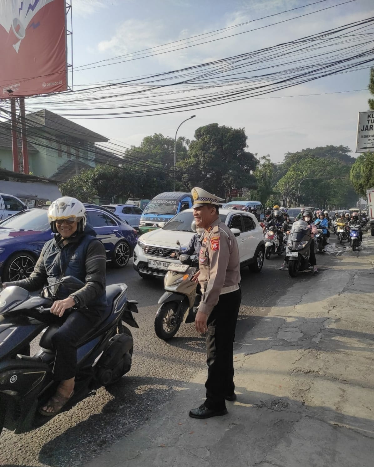 Antisipasi Kemacetan Pagi Hari Unit Lalulintas Polsek Sukasari Lakukan Giat Pengamanan Jalur.