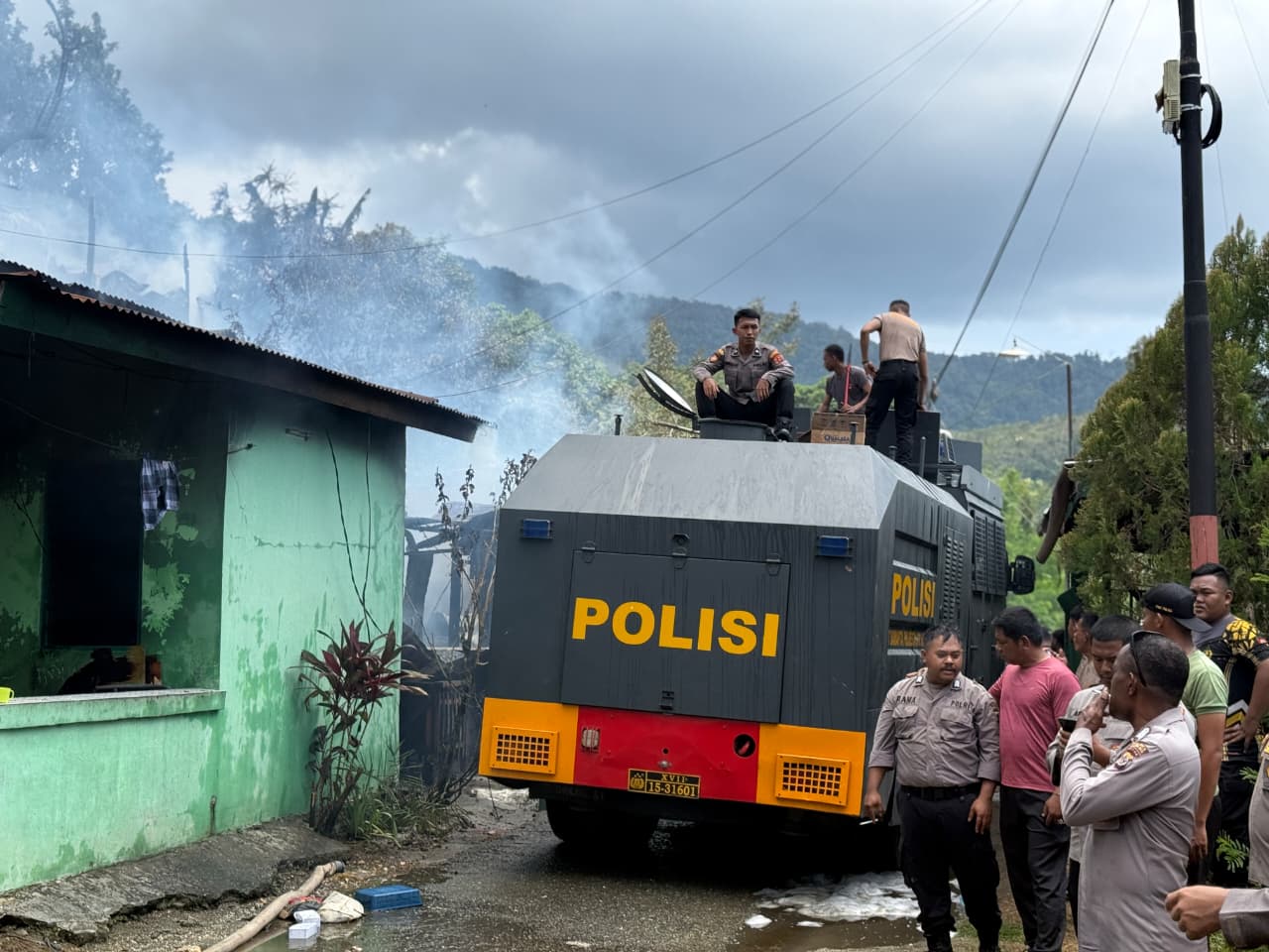 Quick Respon Polri Bantu Padamkan Kebakaran di Kodam Lama Jayapura
