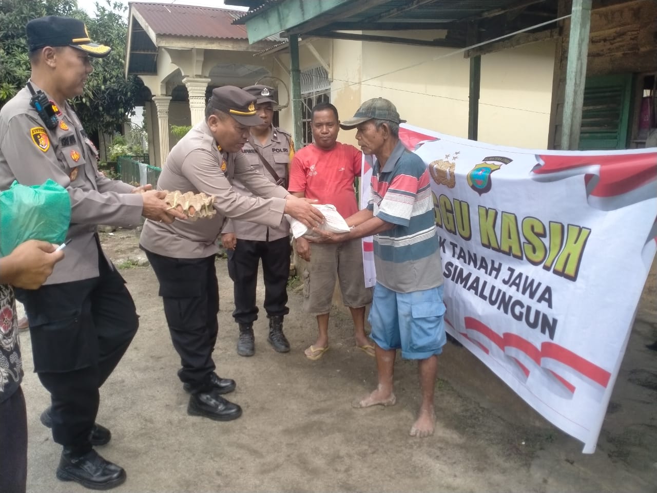 Kapolsek Tanah Jawa Salurkan Bantuan Sembako Melalui Minggu Kasih, Wujud Polri Dekat dengan Masyarakat