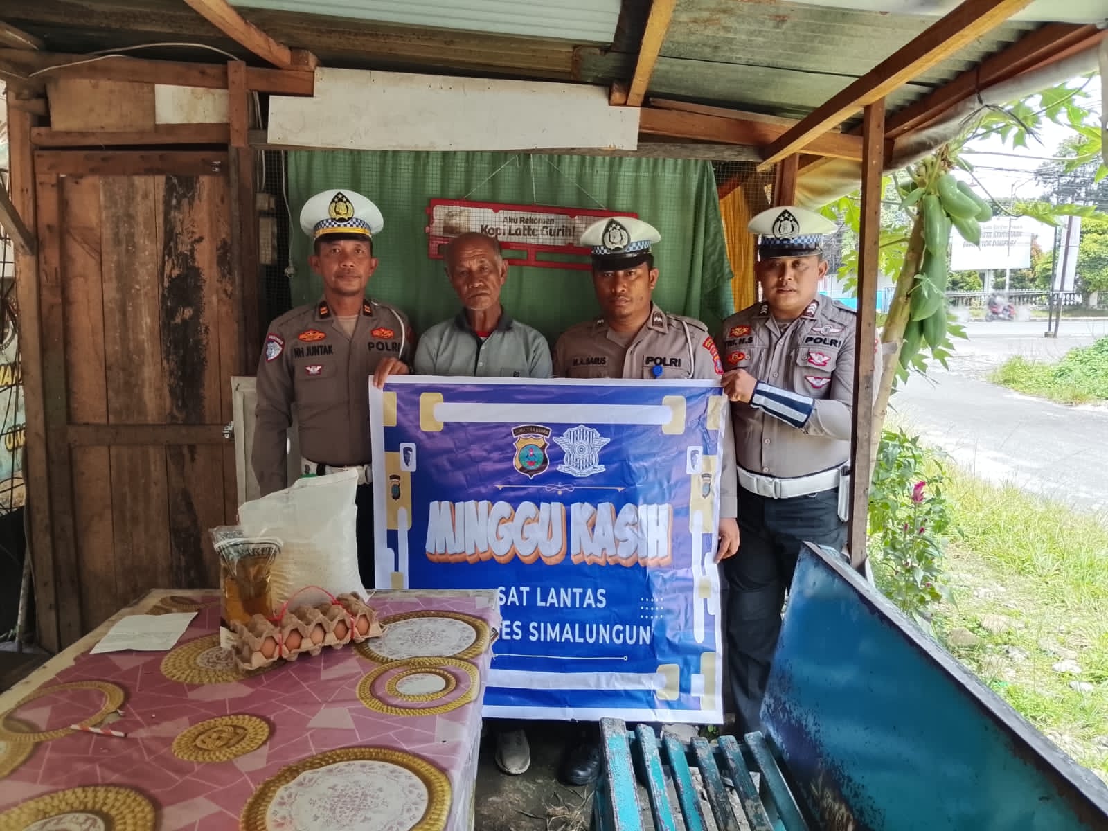 KBO Sat Lantas Polres Simalungun Salurkan Bantuan Minggu Kasih, Wujud Kepedulian Polri kepada Warga Kurang Mampu