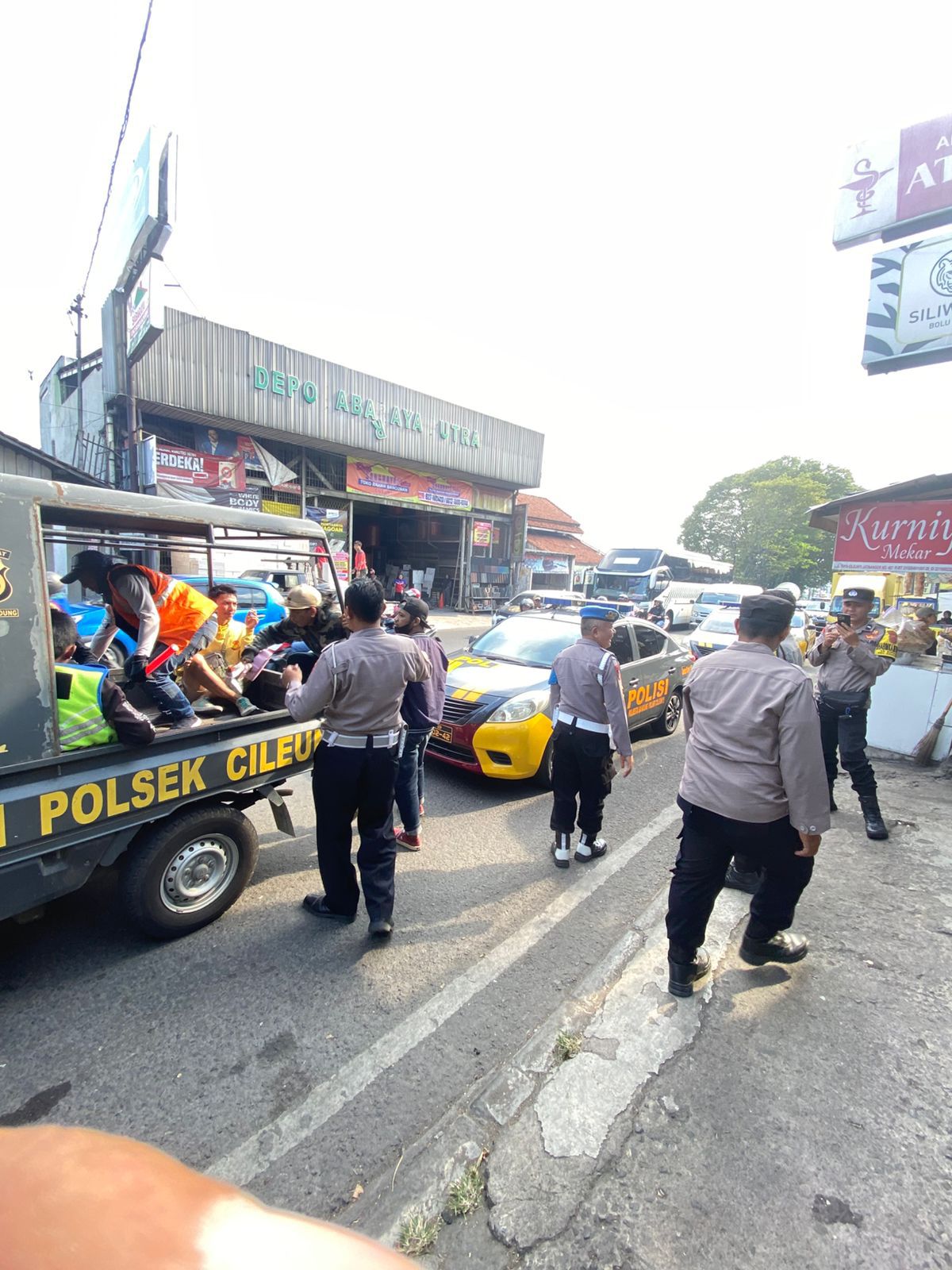Patroli Gabungan, Polresta Bandung Amankan Sejumlah Jukir Liar dan Ratusan Botol Miras