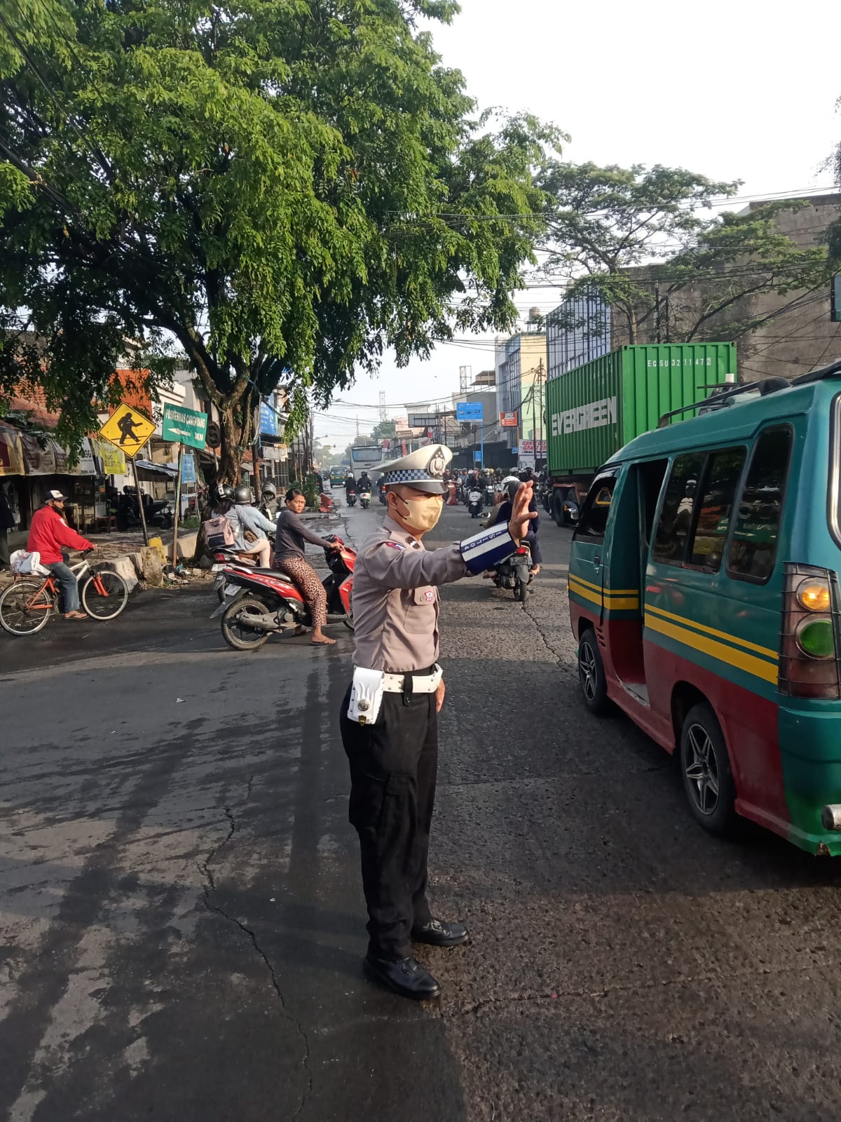 Pelayanan Gatur Pagi, Personil Lantas Polsek Dayeuhkolot Jaga Kelancaran Arus Lalu Lintas di Pagi Hari