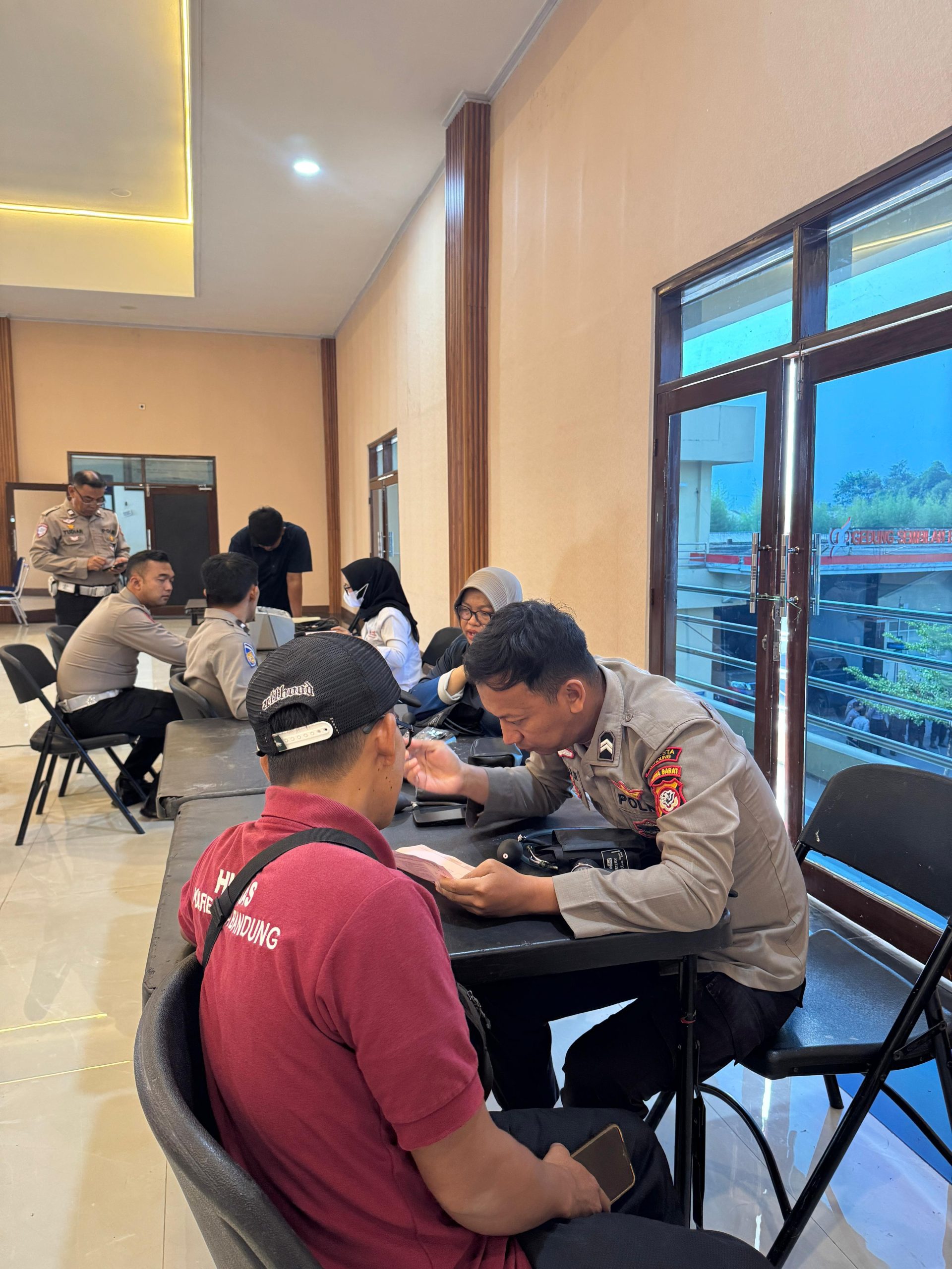 Polresta Bandung Sumbang 60 Labu Darah dalam Aksi Donor Darah Serentak Peringati Hari Jadi ke-74 Humas Polri