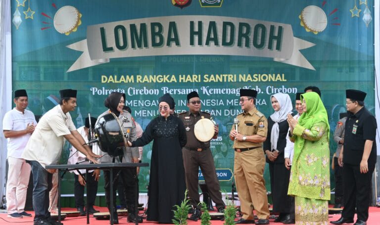 Peringati Hari Santri Nasional, Bupati Imron Apresiasi Lomba Hadroh dan Khitanan Massal
