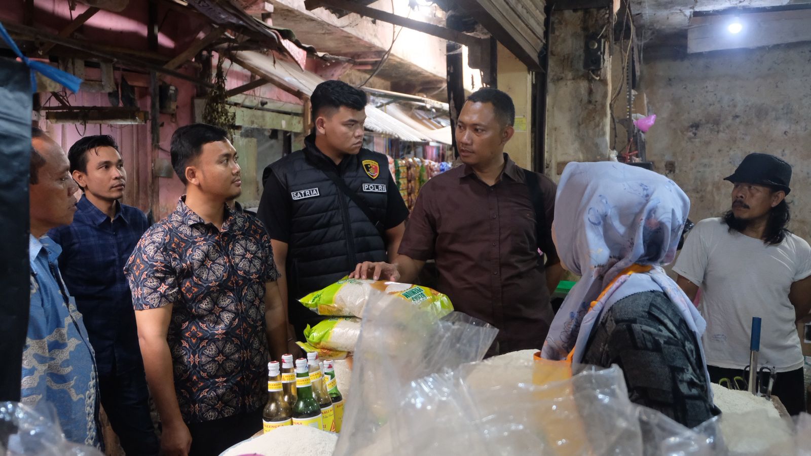 Sat Reskrim Polres Majalengka Bersama Instansi Terkait Lakukan Pengecekan Operasi Pasar untuk Pantau Harga Beras