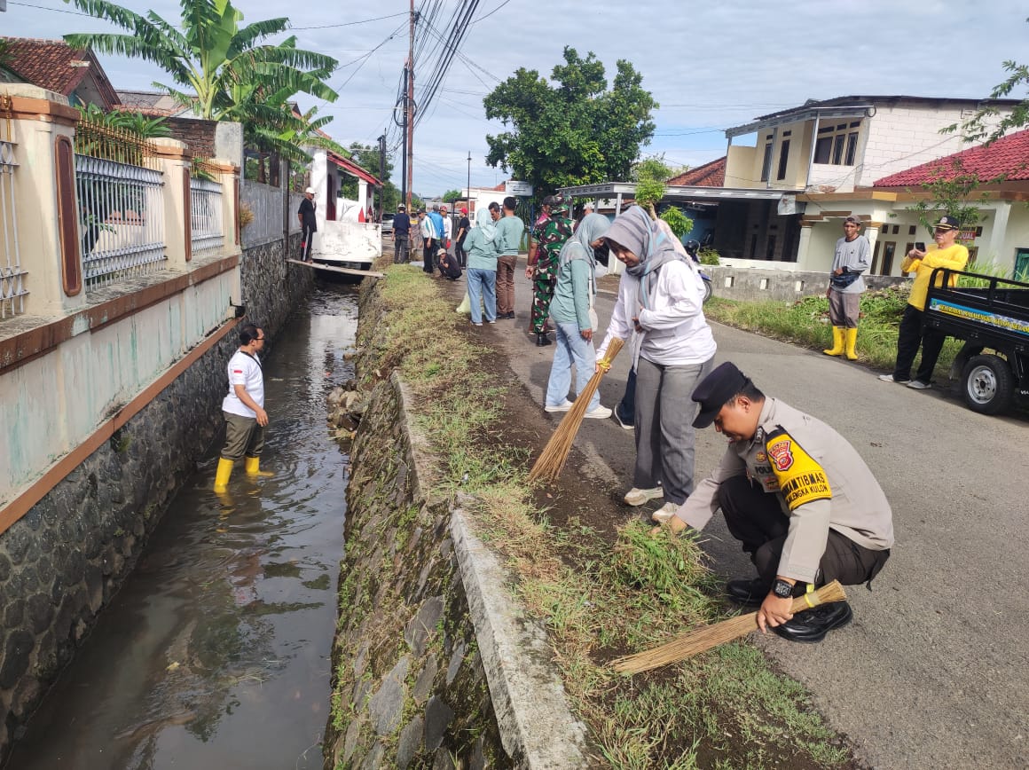Bhabinkamtibmas Kelurahan Babakan Jawa Brigadir Nuryanto Ikuti GEBER JUM’AT, Wujudkan Lingkungan Bersih dan Penuh Keberkahan