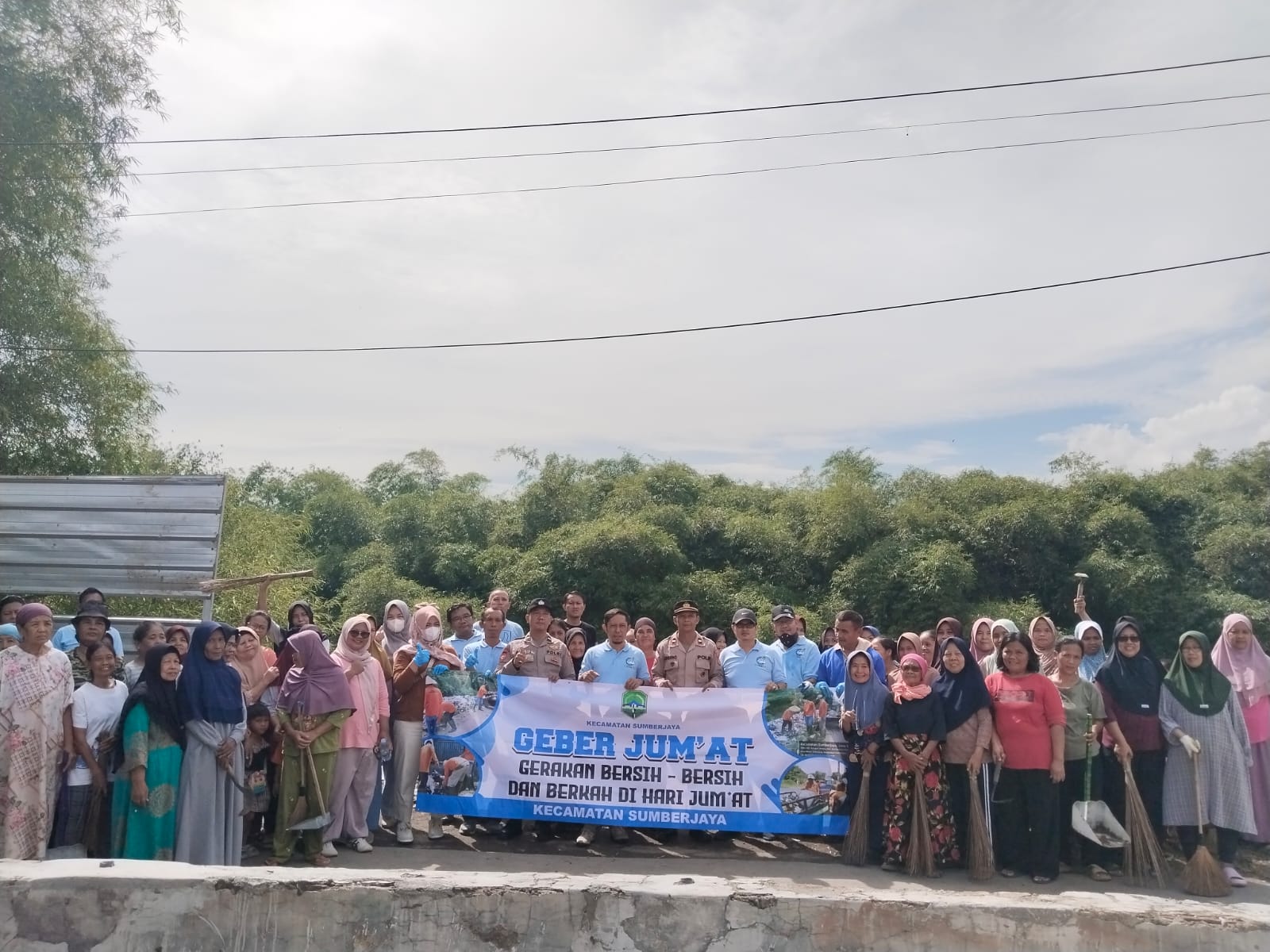 Polsek Sumberjaya Bersinergi Dalam Kegiatan “GEBER JUMAT” (Gerakan Bersih-Bersih dan Berkah di Hari Jumat)