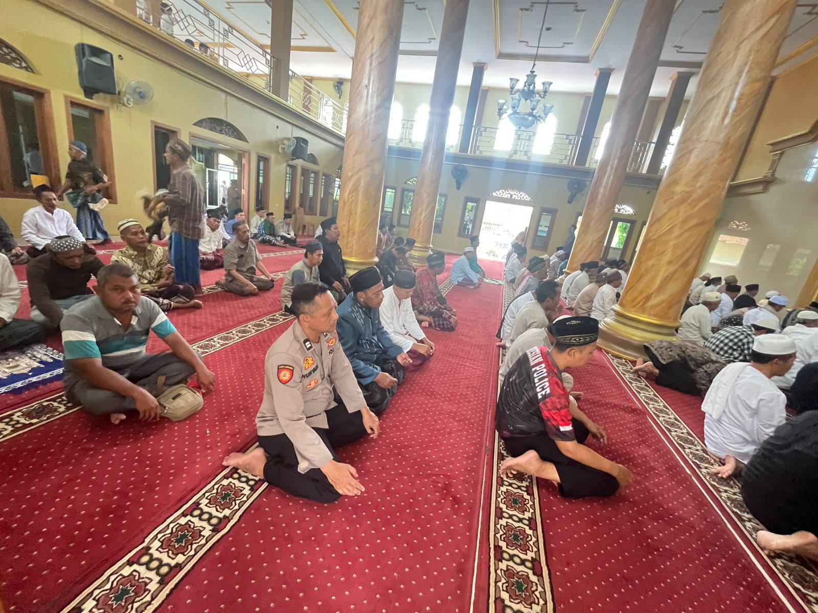 Polsek Sumberjaya Laksanakan Sholat Jumat Berjamaah di Masjid Jami’ Baiturrahman Desa Mirat, Wujudkan Keimanan dan Ukhuwah Islamiyah