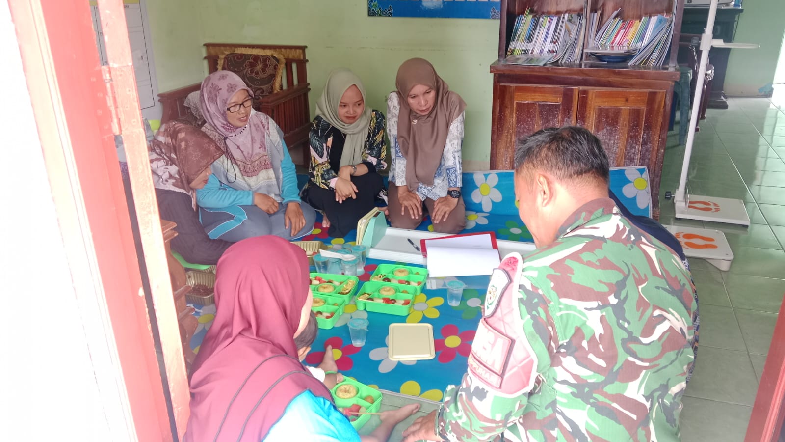 Babinsa Kelurahan Kasepuhan Dampingi Kegiatan Makan Bersama Balita Stunting