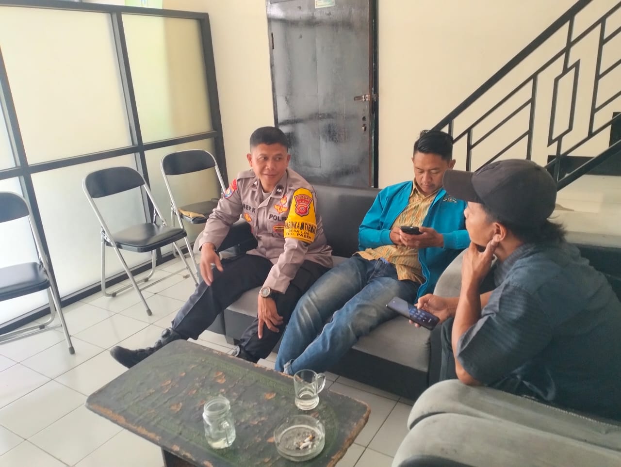 Jalin Silaturahmi Dengan Warga Yang Berkunjung Ke Desa : Aipda Asep Kartiwa Binmas Polsek Paseh Sampaikan Pesan Kamtibmas