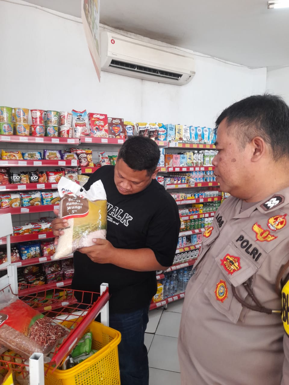 Berkunjung Ke Minimarket : Anggota Piket Fungsi Polsek Paseh Cek dan Pastikan Stok Serta Harga Pokok Aman dan Stabil Di Pasaran