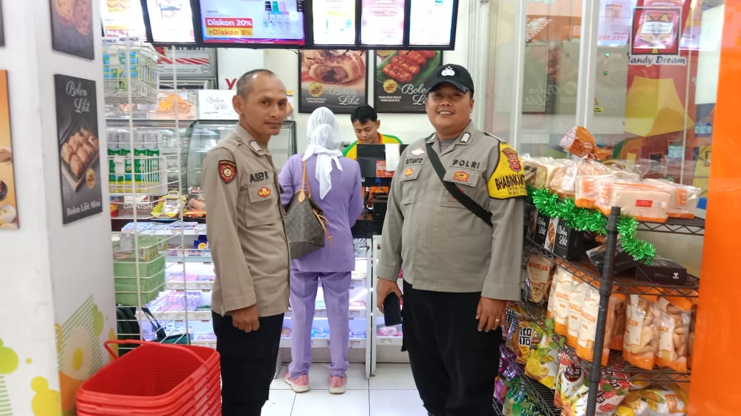 Jamin Keamanan Di Area SPBU Tarikolot Sat Malam : Personil Polsek Paseh Polresta Bandung Gelar Patroli