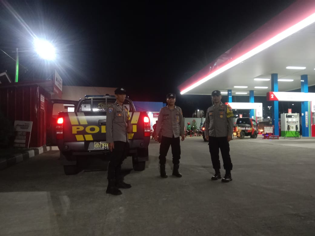 Sambangi SPBU Pertamina : Anggota Polsek Pacet Polresta Bandung Gelar Patroli Malam
