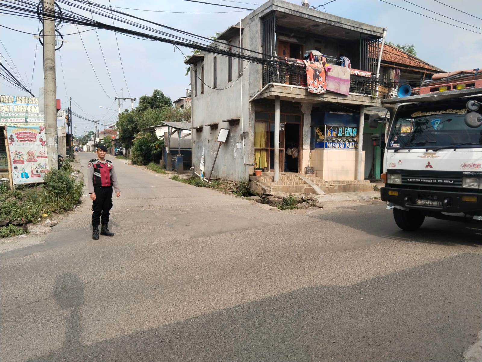Ciptakan Kelancaran Lalin Minggu Pagi : Anggota Unit Samapta Polsek Cikancung Laksanakan Pengaturan