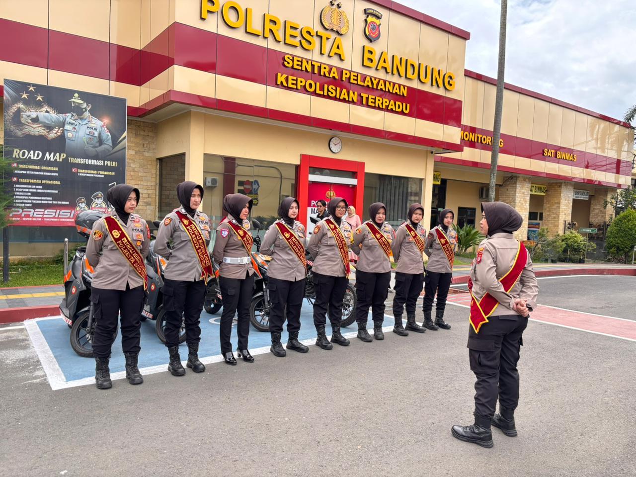 Polwan Polresta Bandung Gelar Patroli Humanis Mojang Lodaya di Kawasan Wisata Soreang