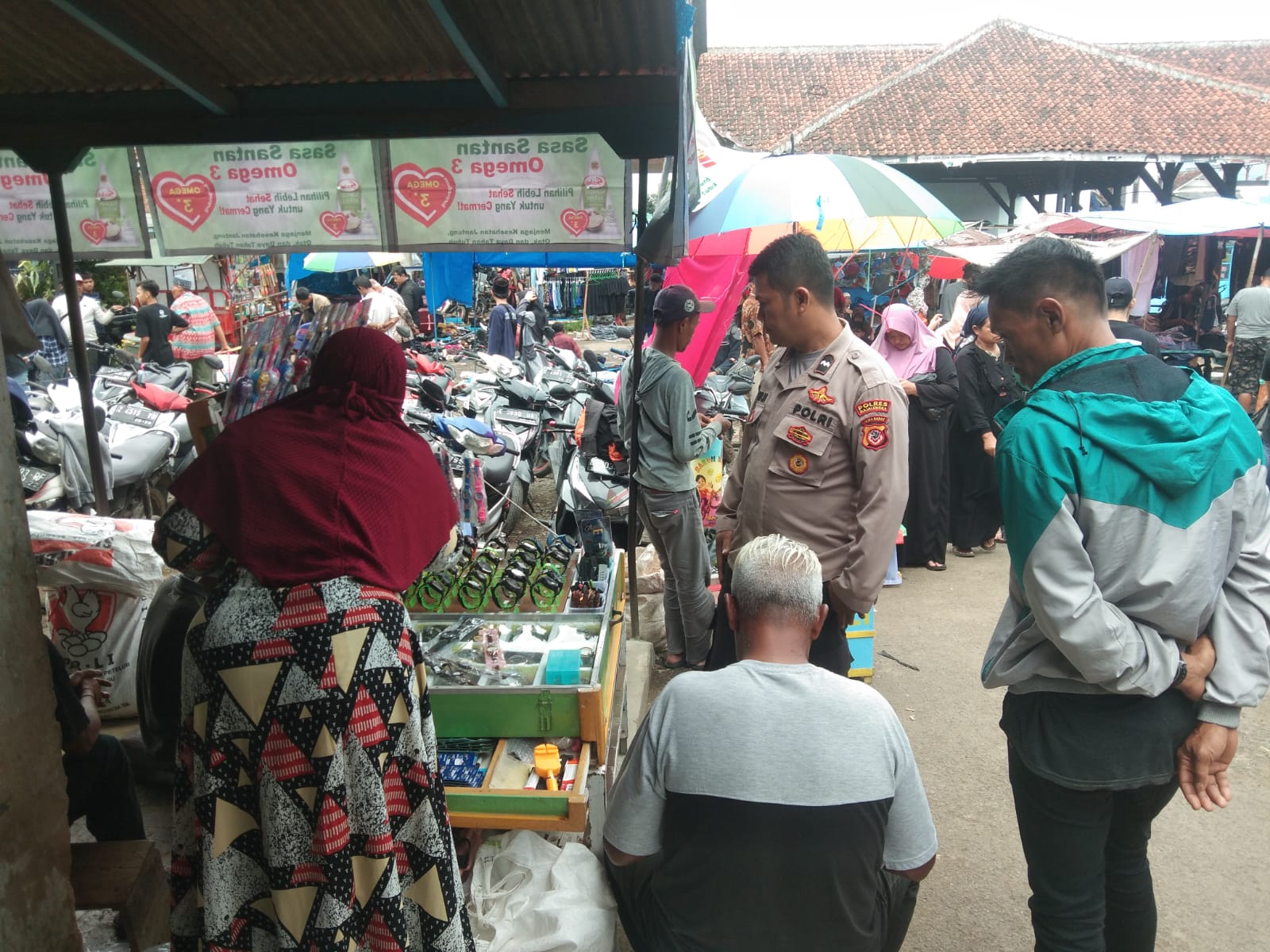 Jaga Kondusifitas Kamtibmas, Personil Polsek Cikijing Laksanakan Patroli di Pasar