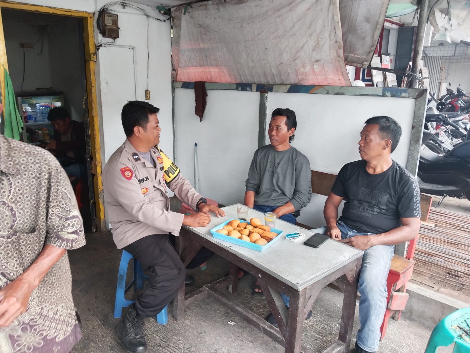 Ciptakan Stabilitas Kamtibmas, Personil Polsek Cikijing Sampaikan Imbauan Kepada Warga Desa Sukamukti