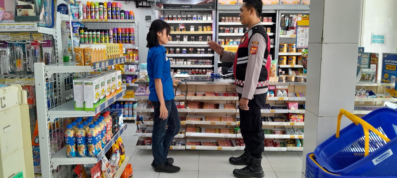 Patroli Ke pertokoan Wilayah hukumnya Antisipasi Guan Kamtibmas, Rutin dilaksanakan Anggota Polsek Tempuran Polres Karawang