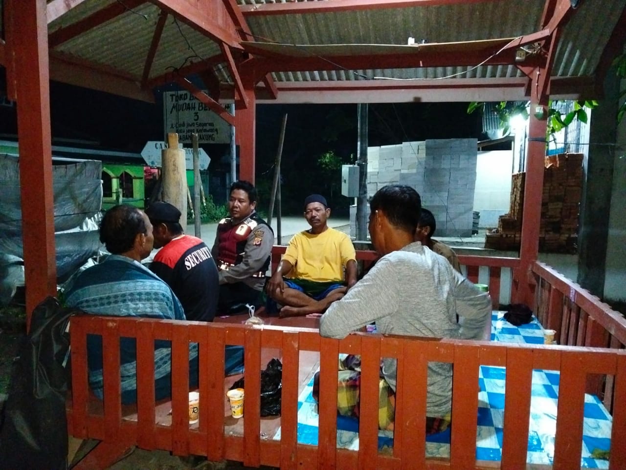 Anggota Polsek Batujaya Sambangi Masyarakat untuk melaksanakan Kegiatan Ngawangkong